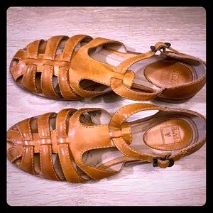 Beautiful Frye Leather Retro Flats Tan Brown 9.5